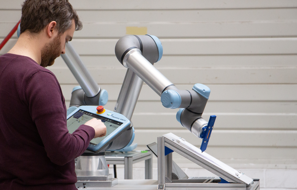Ein Cobot lernt zeichnen – dank KI-Bilderkennung