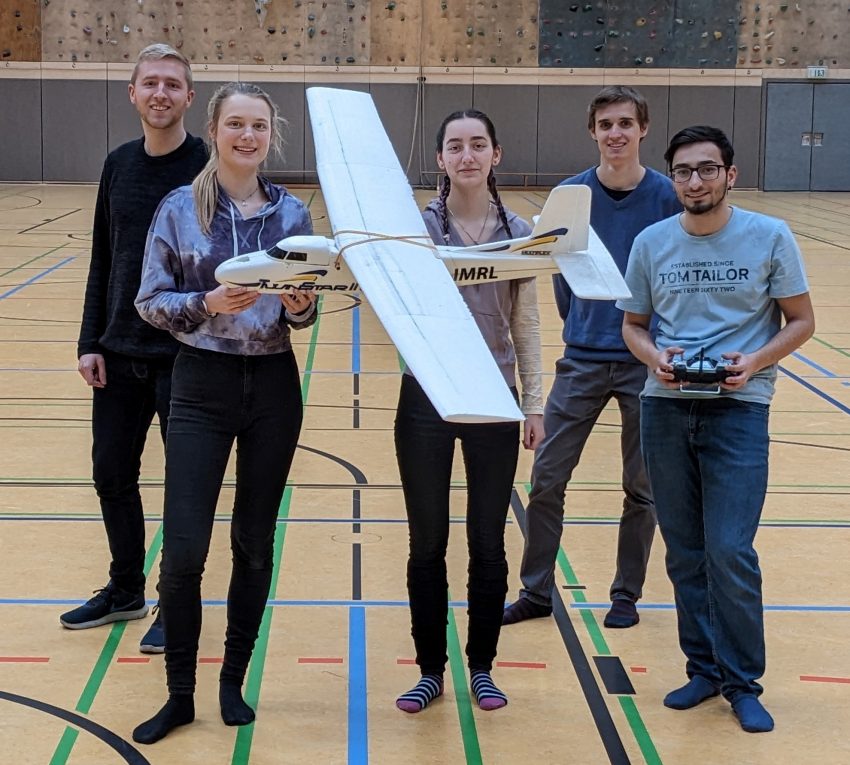 Erfolgreiche Flugerprobung mit dem selbst entworfenem Flügel für ein Modellflugzeug (von links): Philipp Seelemeyer von Akamodell Braunschweig, die Jungforscherinnen Stephanie Bittner und Hannah Ameer, der wissenschaftliche Mitarbeiter Christian Breitenstein sowie Jungforscher Taner Topkaya. Bildnachweis: Thomas Müller